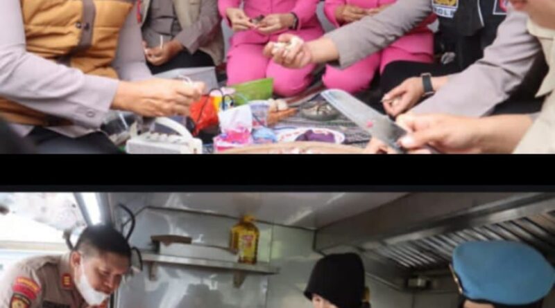 Brimob Polda Jatim Dirikan Dapur Lapangan untuk Warga Terdampak Erupsi Gunung Semeru