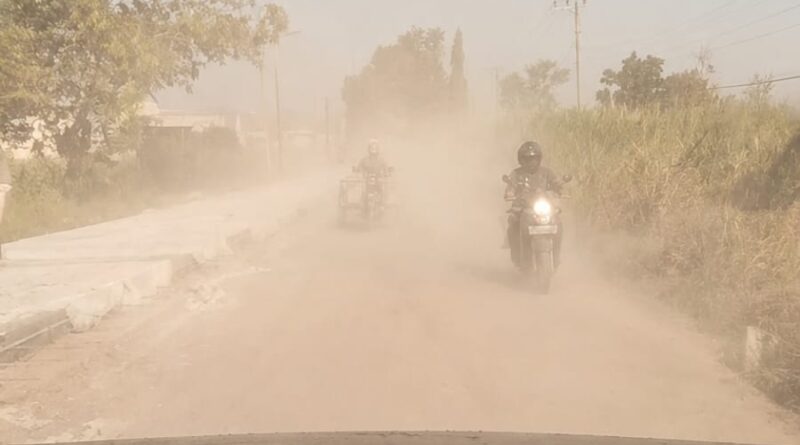 DUGAAN PELANGGARAN K3 PROYEK JALAN MANTUP-BALONGPANGGANG, WARGA KELUH DEBU TEBAL DAN MINIM RAMBU KESELAMATAN