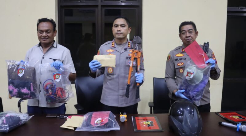 Polres Pacitan Amankan Dua Tersangka Penyiram Air Keras Penjual Tempe