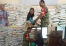 Ringankan Beban Warga, Babinsa Dampingi Distribusi Bantuan Pangan Nasional