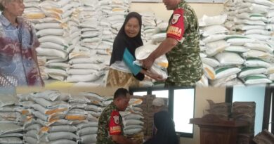 Ringankan Beban Warga, Babinsa Dampingi Distribusi Bantuan Pangan Nasional