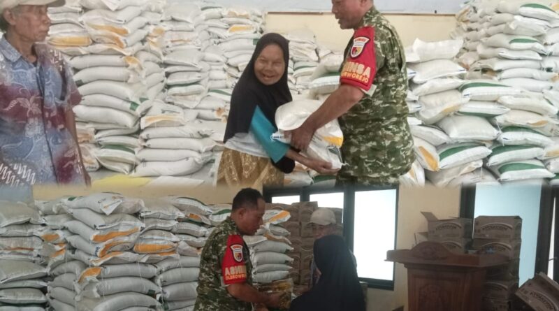 Ringankan Beban Warga, Babinsa Dampingi Distribusi Bantuan Pangan Nasional