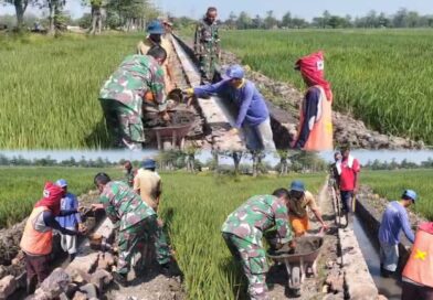 Babinsa dan Warga Slambrit Gotong Royong Bangun Saluran Irigasi Demi Kelancaran Pertanian