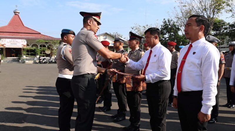 Kapolres Pasuruan Kota Berikan Penghargaan kepada Kasat Reskrim dan 21 Anggota atas Keberhasilan Ungkap Kasus Curat dalam 1×24 Jam