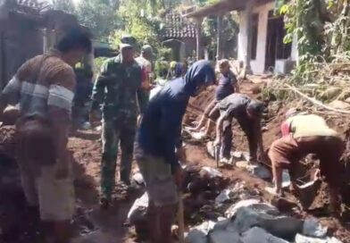 Semangat Kebersamaan, Babinsa dan Warga Gelar Kerja Bakti