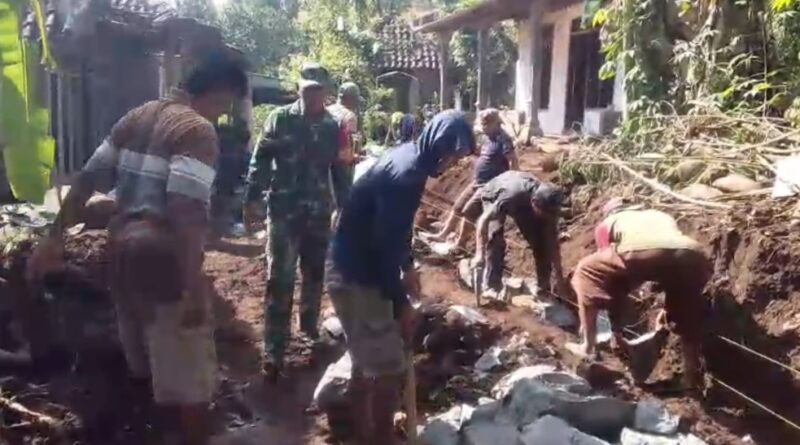 Semangat Kebersamaan, Babinsa dan Warga Gelar Kerja Bakti