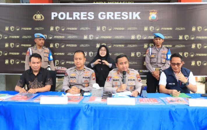 Polres Gresik Bongkar Jaringan Narkoba Amankan 2 Tersangka Pengedar dan 209 Gram Sabu