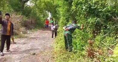 Babinsa dan Warga Kerja Bakti Ciptakan Akses Jalan yang Bersih dan Nyaman Menuju Makam
