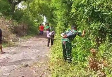 Babinsa dan Warga Kerja Bakti Ciptakan Akses Jalan yang Bersih dan Nyaman Menuju Makam