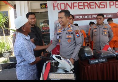 Kapolres Pasuruan Kembalikan Motor Curian kepada Korban, Tangis Haru Warnai Penyerahan Motor