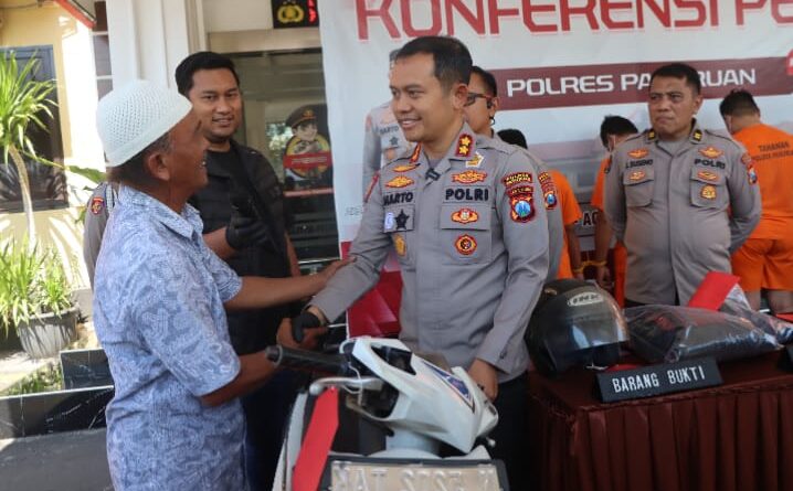 Kapolres Pasuruan Kembalikan Motor Curian kepada Korban, Tangis Haru Warnai Penyerahan Motor