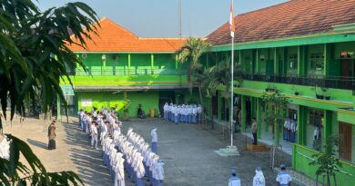 SMK Ma’arif NU Mantup Rutin Gelar Upacara Bendera, Pembina Upacara Ajak Siswa Bersyukur dan Semangat Meraih Prestasi