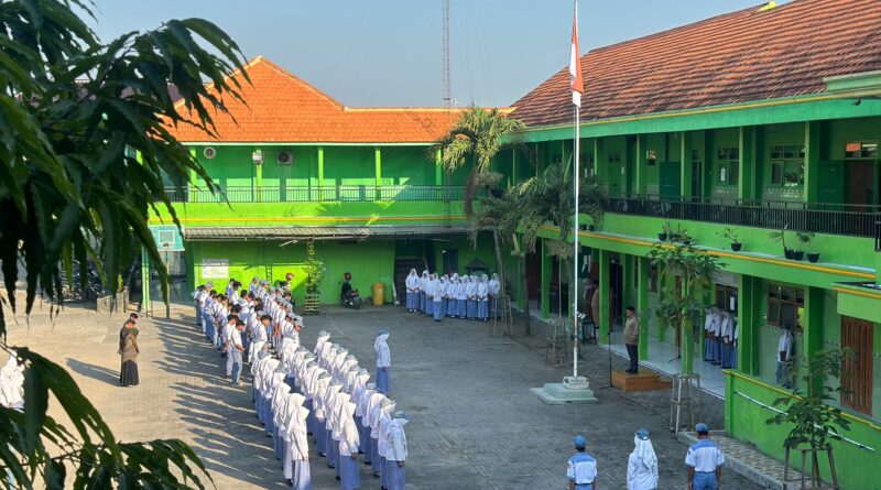 SMK Ma’arif NU Mantup Rutin Gelar Upacara Bendera, Pembina Upacara Ajak Siswa Bersyukur dan Semangat Meraih Prestasi