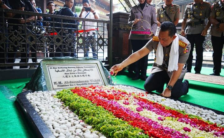 Jelang Hari Bhayangkara, Kapolri Ziarah ke Makam Gus Dur