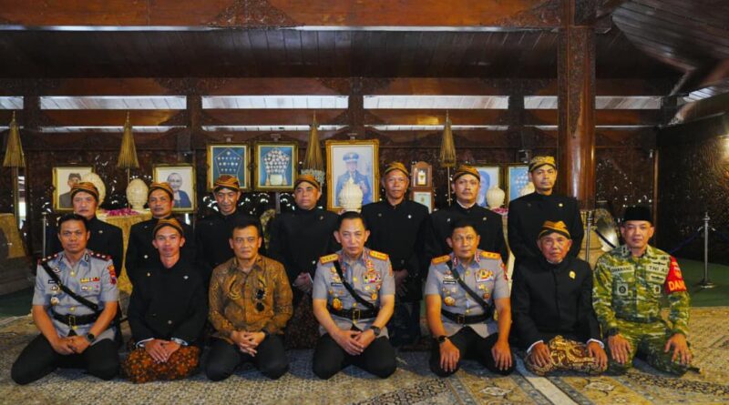 Usai Soekarno dan Gus Dur, Kapolri Ziarah-Tabur Bunga ke Makam Soeharto