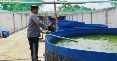 Bhabinkamtibmas Polsek Rembang Pantau Budidaya Lele, Dukung Ketahanan Pangan Nasional