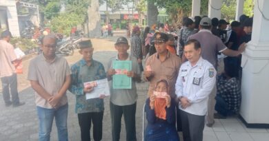 Sebanyak 316 Warga Kecamatan Bareng Antusias Menerima BLT DBHCHT.