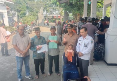 Sebanyak 316 Warga Kecamatan Bareng Antusias Menerima BLT DBHCHT.