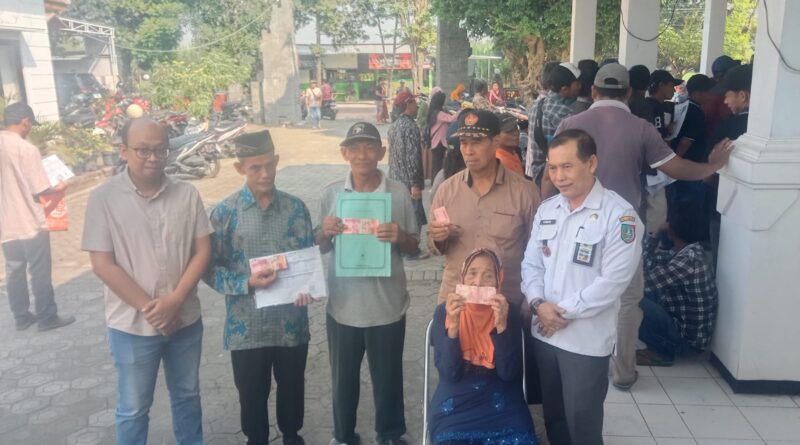 Sebanyak 316 Warga Kecamatan Bareng Antusias Menerima BLT DBHCHT.