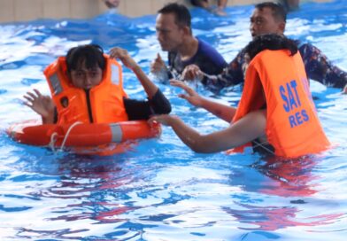 Satpolairud Polres Lamongan Bekali Santri Keterampilan Berenang dan Penyelamatan di Perairan*