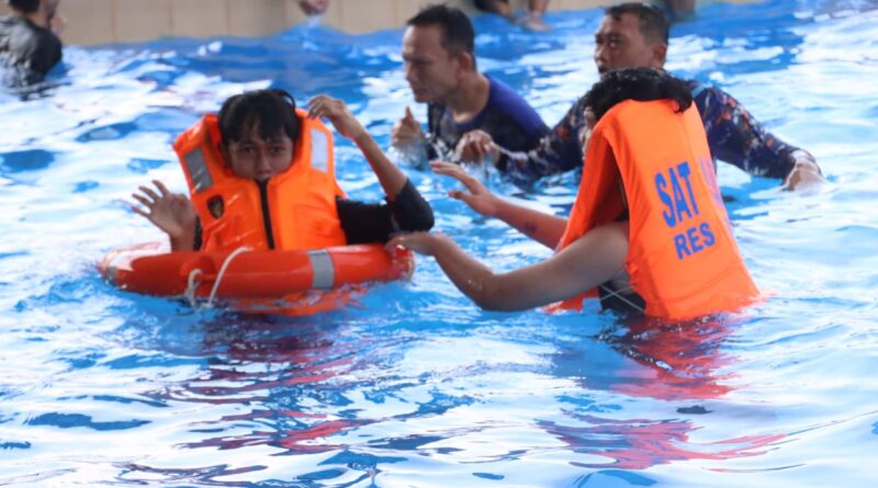 Satpolairud Polres Lamongan Bekali Santri Keterampilan Berenang dan Penyelamatan di Perairan*