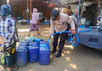 Polres Pasuruan Sulap Mobil Patroli Jadi Pengangkut Air Bersih untuk Warga Terdampak Kekeringan