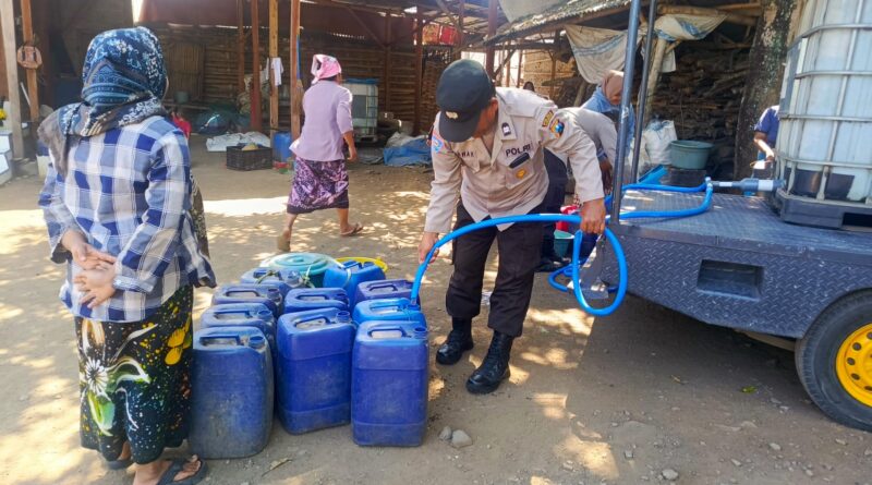 Polres Pasuruan Sulap Mobil Patroli Jadi Pengangkut Air Bersih untuk Warga Terdampak Kekeringan