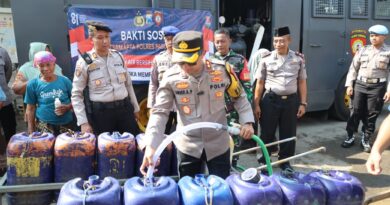 Peringati HUT ke-81 RI, Polres Pasuruan Kota Salurkan Air Bersih untuk Warga Pesisir