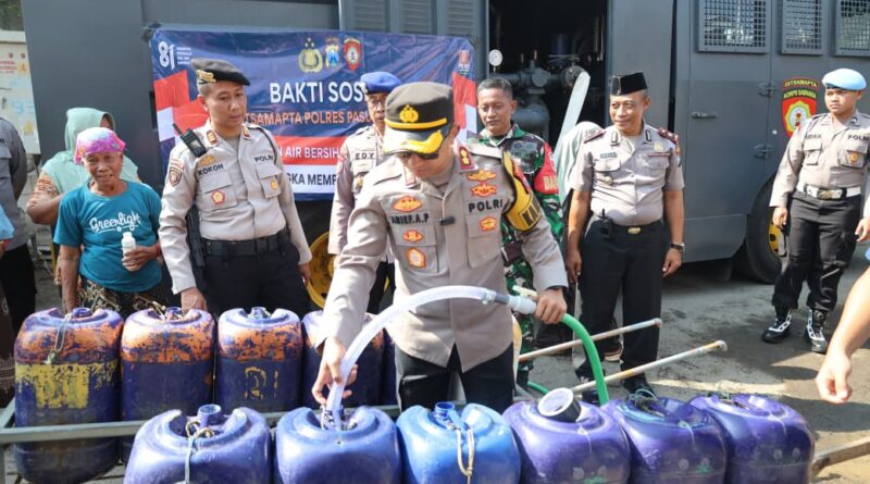 Peringati HUT ke-81 RI, Polres Pasuruan Kota Salurkan Air Bersih untuk Warga Pesisir