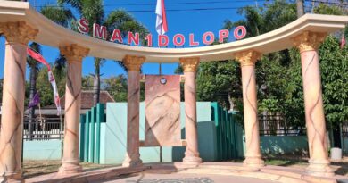 KEPALA SMAN 1 DOLOPO KABUR LEWAT PINTU BELAKANG SAAT DIKONFIRMASI TERKAIT DUGAAN PUNGUTAN SERAGAM DAN IURAN BULANAN