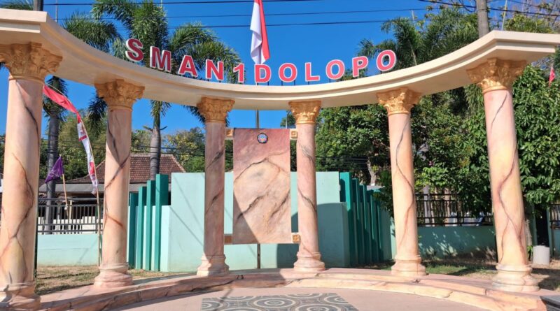 KEPALA SMAN 1 DOLOPO KABUR LEWAT PINTU BELAKANG SAAT DIKONFIRMASI TERKAIT DUGAAN PUNGUTAN SERAGAM DAN IURAN BULANAN