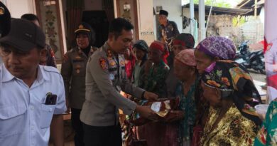Kapolres Pasuruan Salurkan Bantuan Air Bersih dan Sembako untuk Warga Kedungrejo