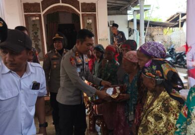 Kapolres Pasuruan Salurkan Bantuan Air Bersih dan Sembako untuk Warga Kedungrejo