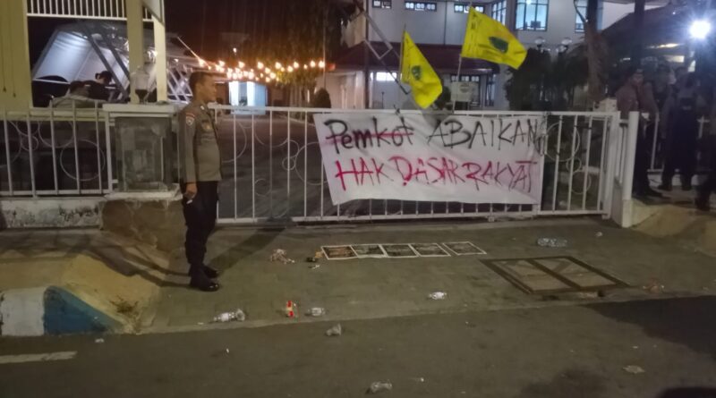 BEM-PMII Geruduk Pemkot Pasuruan, Soroti Anggaran dan Air Bersih; Aksi Berlanjut ke DPRD hingga Penyegelan
