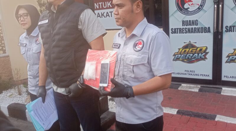 Polres Pelabuhan Tanjung Perak Amankan Tersangka Kurir bawa 100,72 gram Sabu