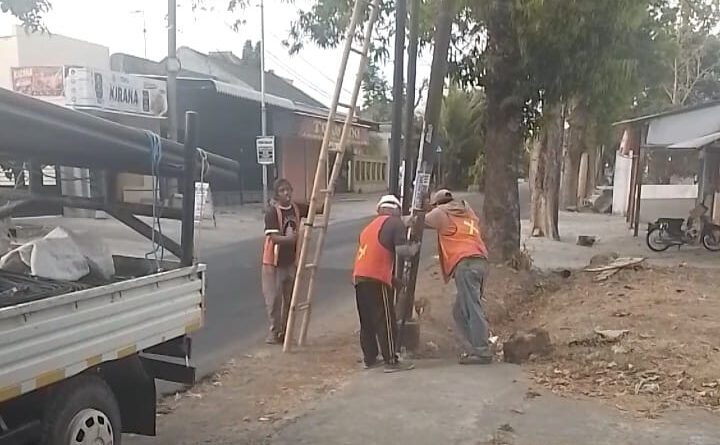 Investigasi Gabungan Media Jawa Timur Temukan Dugaan Pemasangan Tiang starlite weaveTanpa Dokumen Perizinan Lengkap dari dinas terkait di kabupaten Blitar