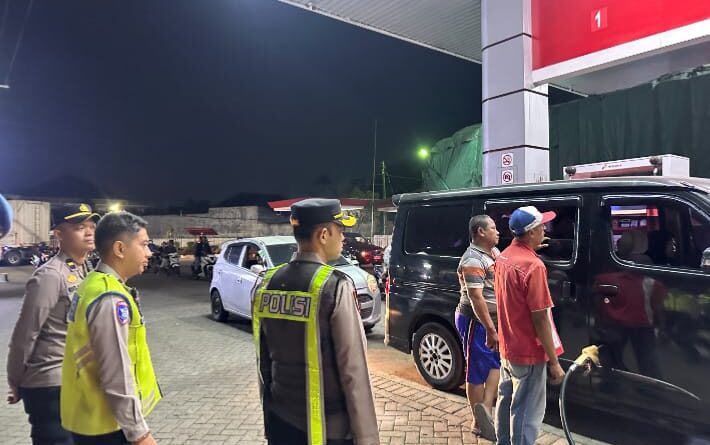 Kapolres Pasuruan Patroli Cek Langsung sejumlah SPBU , Pastikan Stok BBM Aman dan Antrean Normal