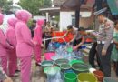 Polres Pasuruan Bersama Bhayangkari Salurkan Air Bersih dan Bansos untuk Warga Jatiarjo