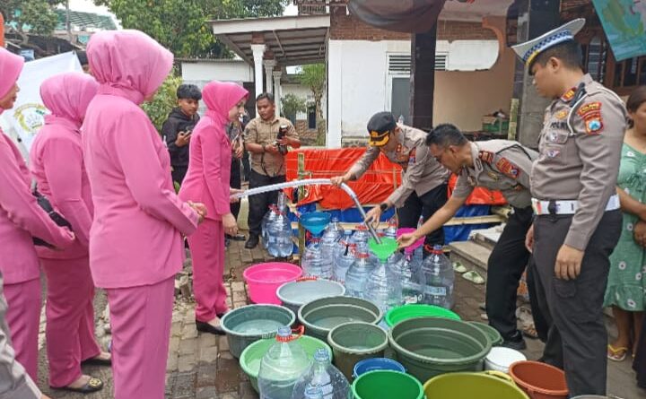 Polres Pasuruan Bersama Bhayangkari Salurkan Air Bersih dan Bansos untuk Warga Jatiarjo