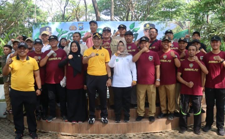Green Policing, Polres Pasuruan Ajak Masyarakat Jaga Kelestarian Lingkungan di Hutan Kota Bangil
