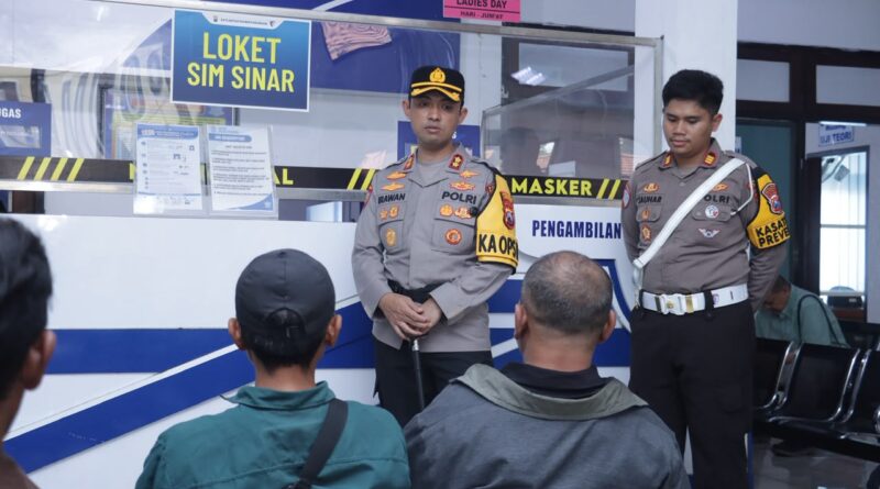 Sapa Pemohon SIM, Kapolres Pasuruan Sosialisasikan Operasi Patuh Semeru 2026