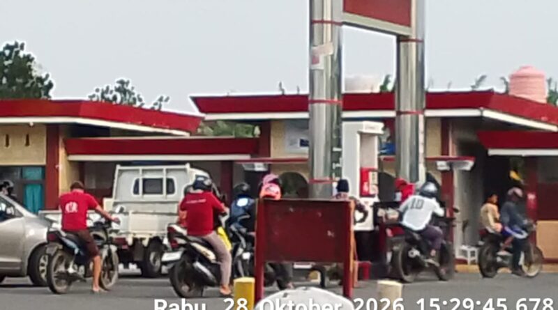 Skandal Bbm Subsidi Mengguncang Nganjuk! Spbu 54.644.12 Pelem Diduga Jadi Sarang Pelangsir, Setoran Rp2.000 Disorot, Jerigen Berjejer Di Bawah Jembatan!