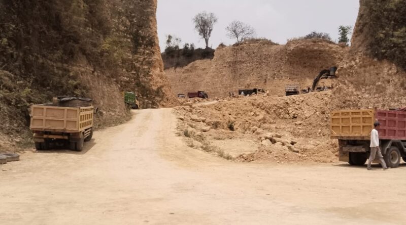 Tambang Galian C Ilegal di Desa Mantup Terus Beroperasi Puluhan Tahun Penambang Galian C Semakin Kaya Masyarakat Terdampak Semakin Menderita..